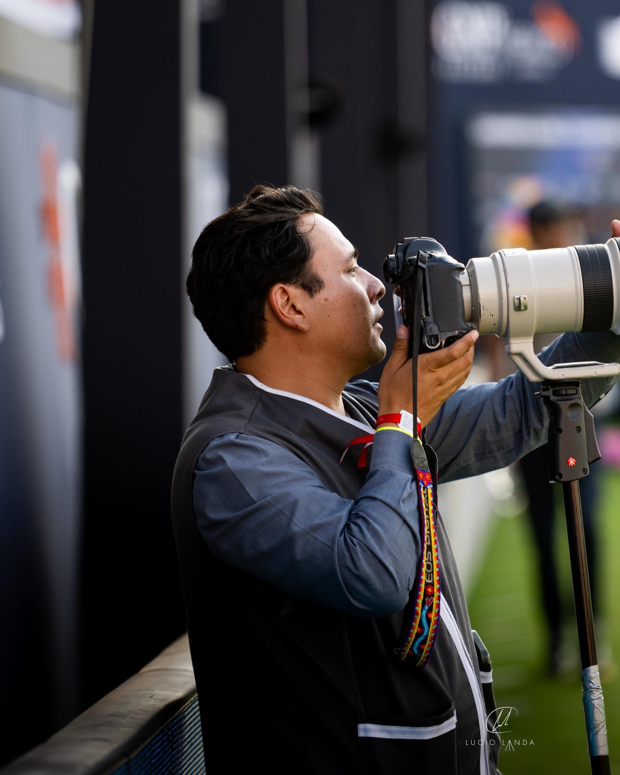 Oscar Mujica fotografiando una competencia ecuestre